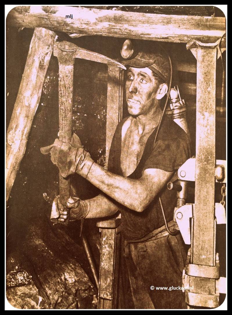 Houwer Wenmakers in de pijler Cornelis 1. Heeft het steenpak af gedekt en plaatst een hulpstijl op de onder kool,1947.© Cals/www.gluckauf.nl