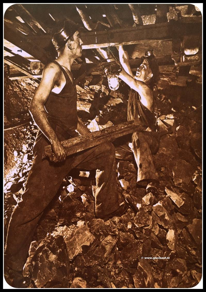 NIEUW! Houwers van de Domaniale uit 1946. Bekleden na het schieten op een steenpost van de Domaniale Mijn een nieuwe aan gebrachte kap.© Driessen/www.gluckauf.nl