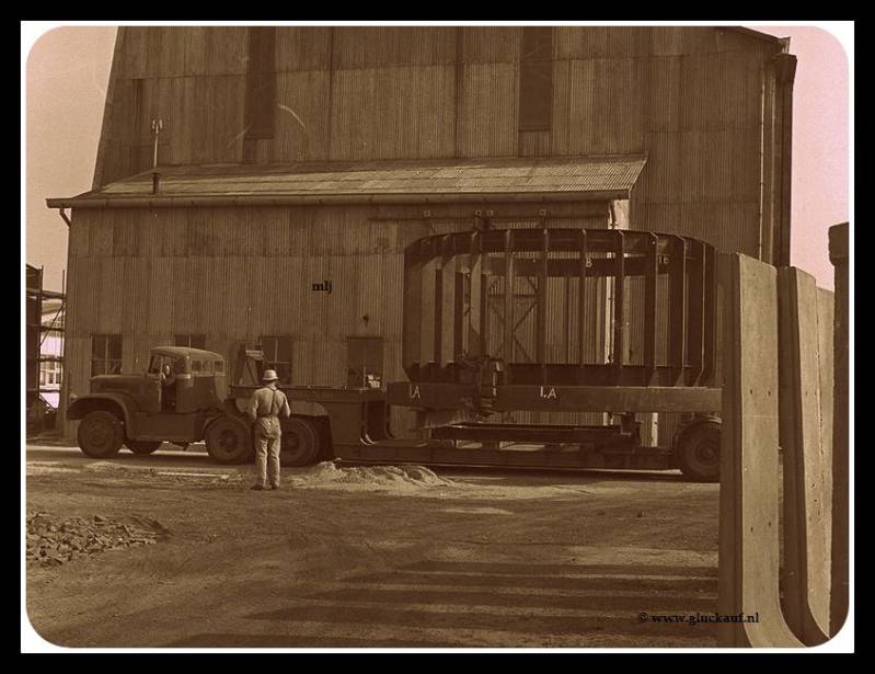 Aanvoer zwaar materiaal Stm.Beatrix.© www.gluckauf.nl