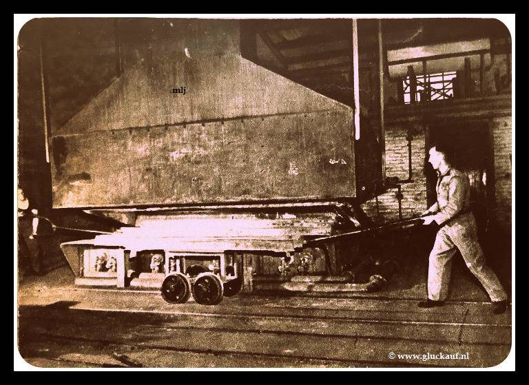 In de gas ovens worden de kromme tot zeer hoge temp.Verhit.© Cals/ww.gluckauf.nl