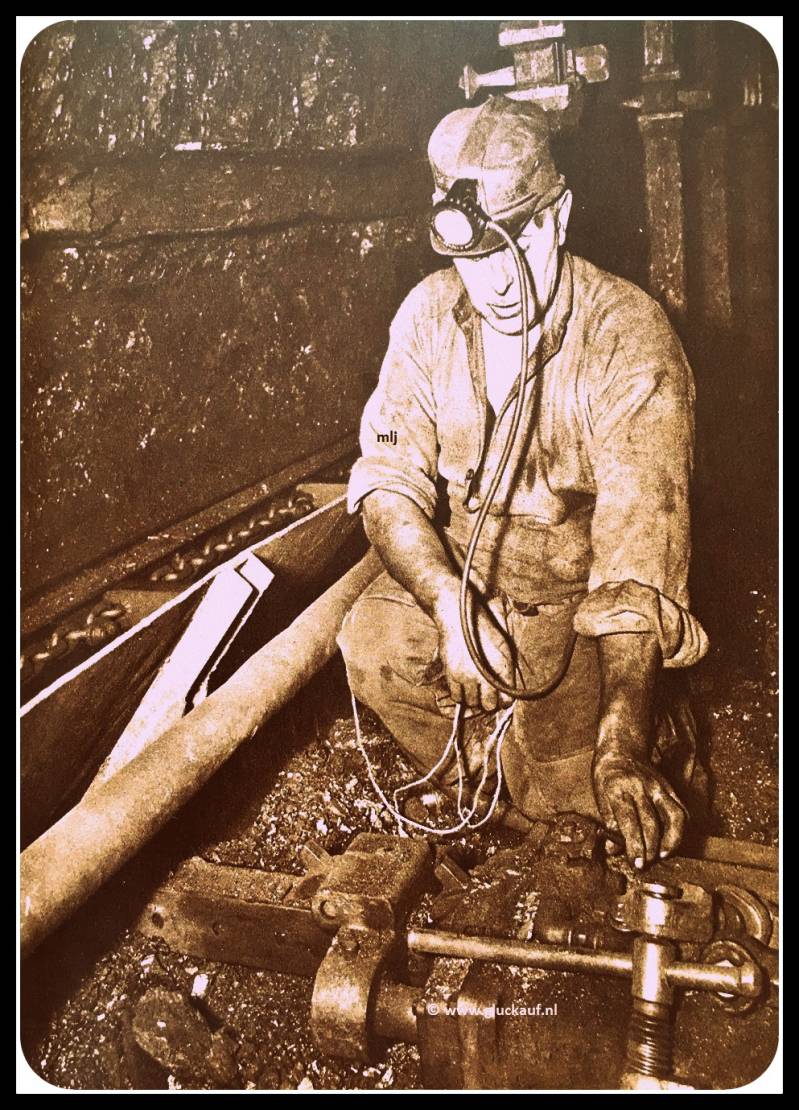 In de mechanische ploegpijler van de O.N 2.De ketting transporteur wordt omgelegd door bediening van een lichtkraantje.© Cals/www.gluckauf.nl