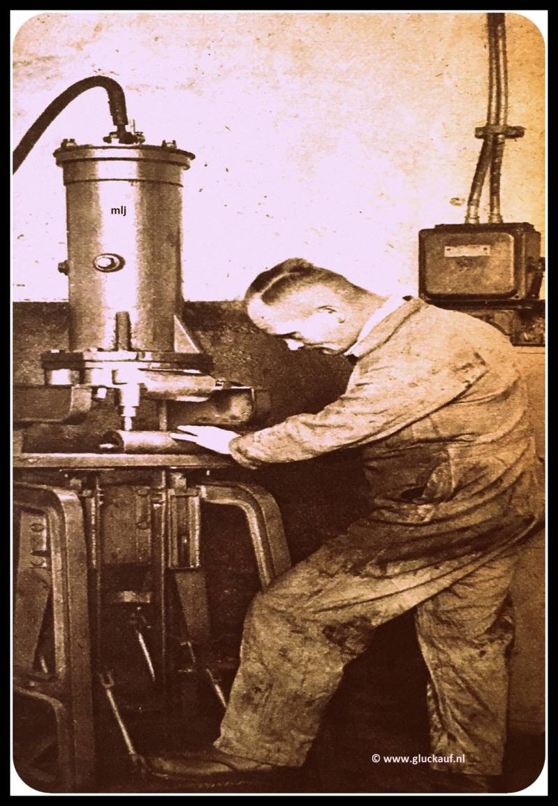 J.Vromen 1e man bij de rollen reparatie Stm.Emma.© Cals/www.gluckauf.nl