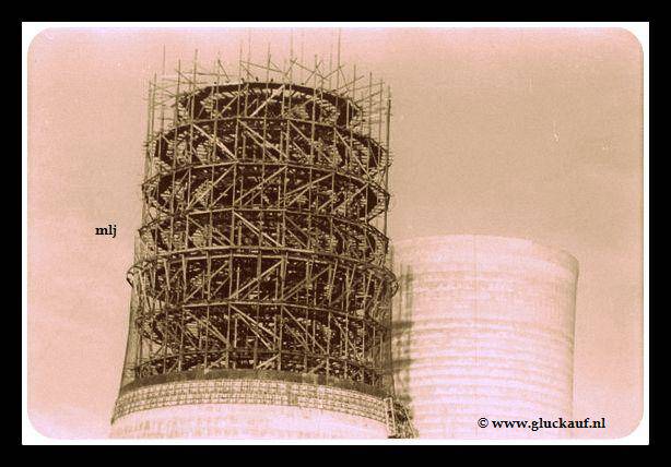 Koeltoren van O.N 1 in aan bouw.© N.Jesse./www.gluckauf.nl