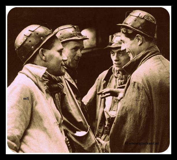 NIEUW! Koempels en opzichter van de Stm Emma, wachtend op de schachtlift. © Stm. Emma/www.gluckauf.nl