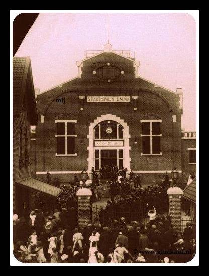 Koningin Wilhelmina bezoekt in 1917 de mijnstreek in Limburg.Hier verlaat zij met haar gezelschap het gebouw van de Stm.Emma.© www.gluckauf.nl