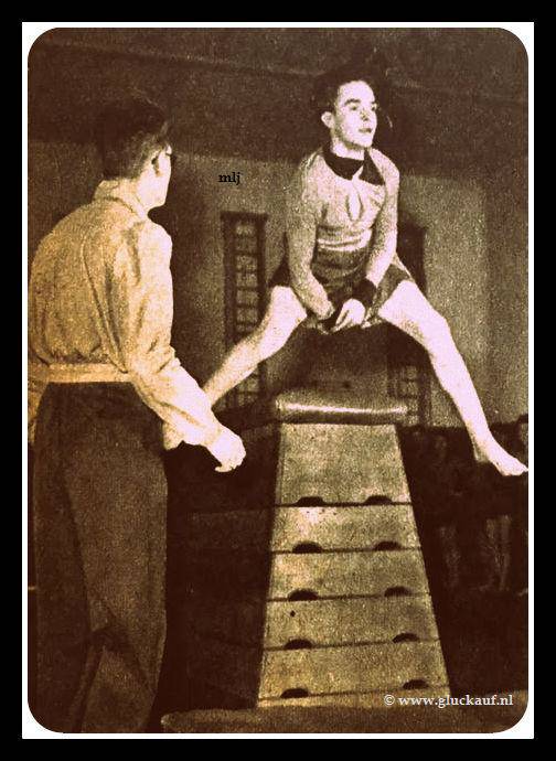 Leraar C.Van Soerland,ziet toe hoe A. Vlasveld een sprong maakt over de springkast in het gymnastiekzaal van het nieuwe ovs gebouw van de On 1 uit 1949.Cals/www.gluckauf.nl