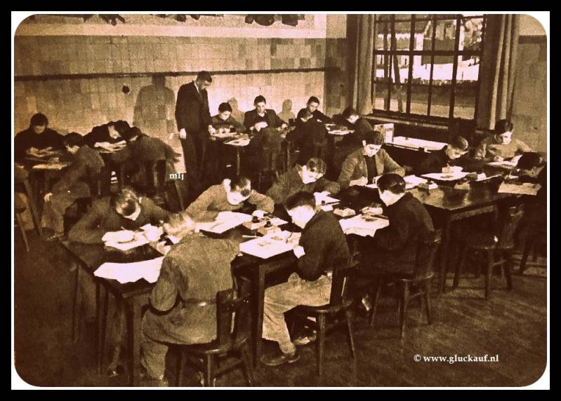 NIEUW! Leslokaal van het ovs gebouw van de O.N.1. Uit1 949. © Driessen/www.gluckauf.nl