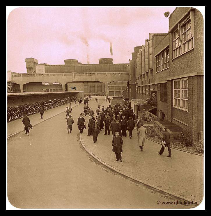 Mijnwerkers van de Staatsmijn Maurits in 1939. Dit is de middag ploeg die zich gaat klaar maken om te werken.© Oorthuys.-ww.gluckauf.nl