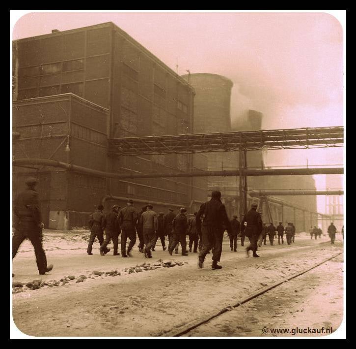 Personeel dat bovengronds werkte maak zich klaar om te gaan werken op de Staatsmijn Maurits, in 1947© Aart.-ww.gluckauf.nl