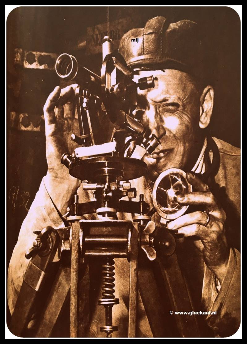 Meester opzichter bij de opmetingen Karel Hinzen bezig met het orinteren van een hoofdsteengang op stm.Wilhelmina.© Driessen/www.gluckauf.nl