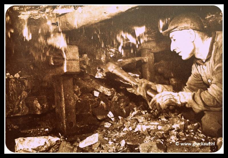 (roven) Met de hak slaat hij de spie uit het slot van de stempel.1948.© Cals/www.gluckauf.nl