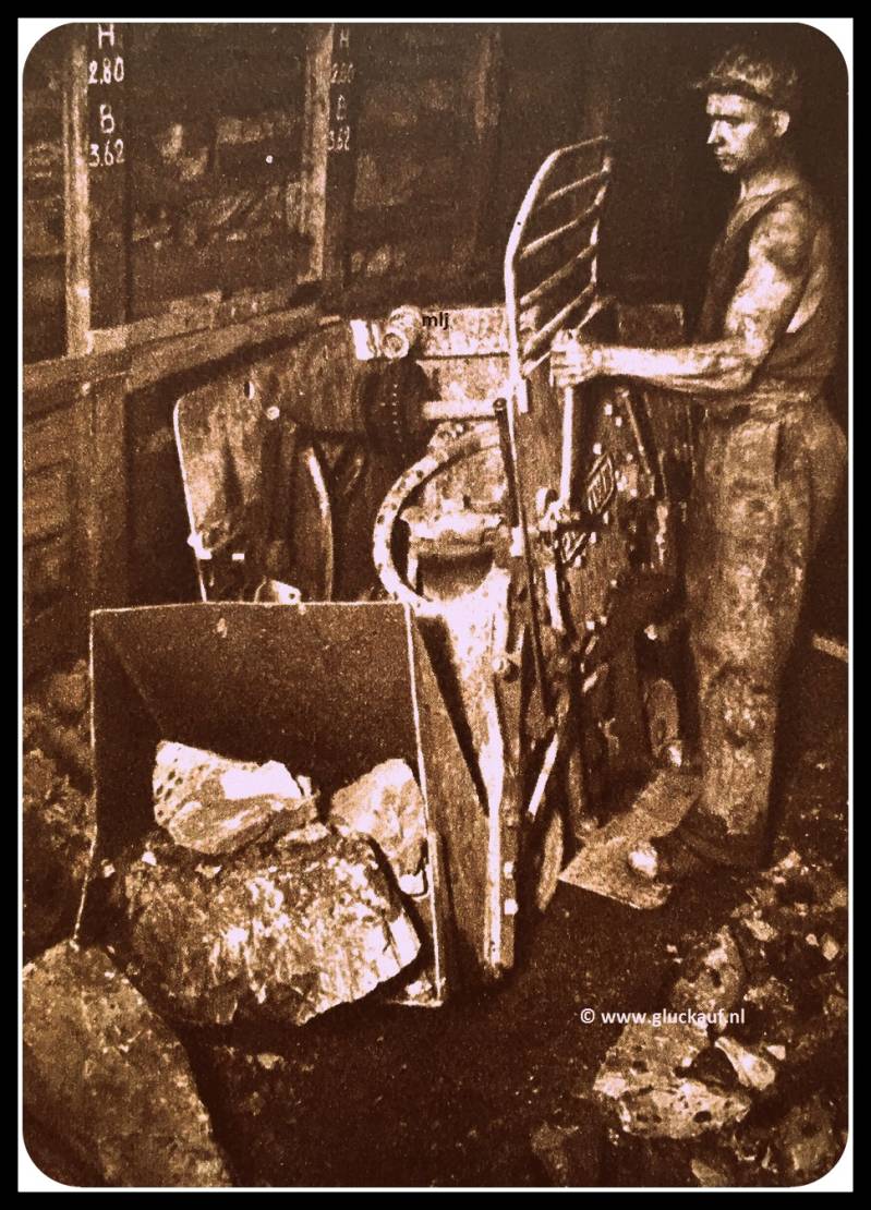 NIEUW!Met de sullivan laadwagen is stenenladen Houwer C.Van der Veeke .1948.© Cals/www.gluckauf.nl