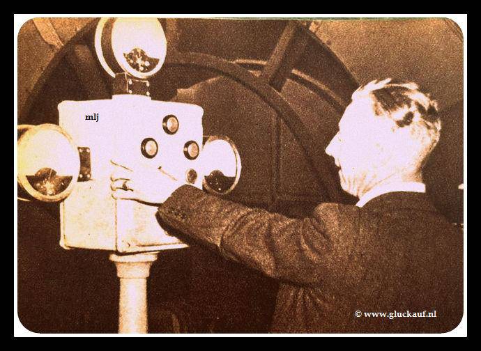 NIEUW! Met een druk op de knop zet H.O.E. Van Tillo een ventilator in beweging stm.Emma in 1946.© Driessen/www.gluckauf.nl