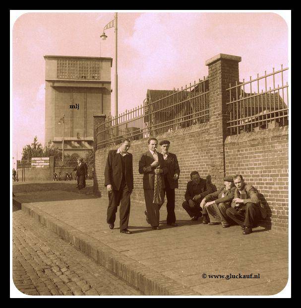 Mijnwerkers verlaten na werktijd Stm.Emma 1955.© D.kruger./www.gluckauf.nl