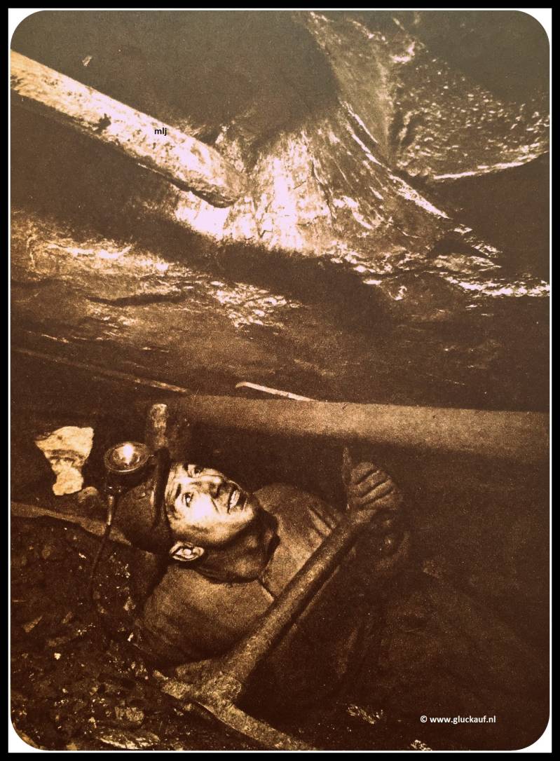 (roven) Na het roven is een grote blok steen een zogenaamde klok in zijn geheel uit het hangende geslagen Houwer Meerten,1948, in pijler 4B.© Cals/www.gluckauf.nl