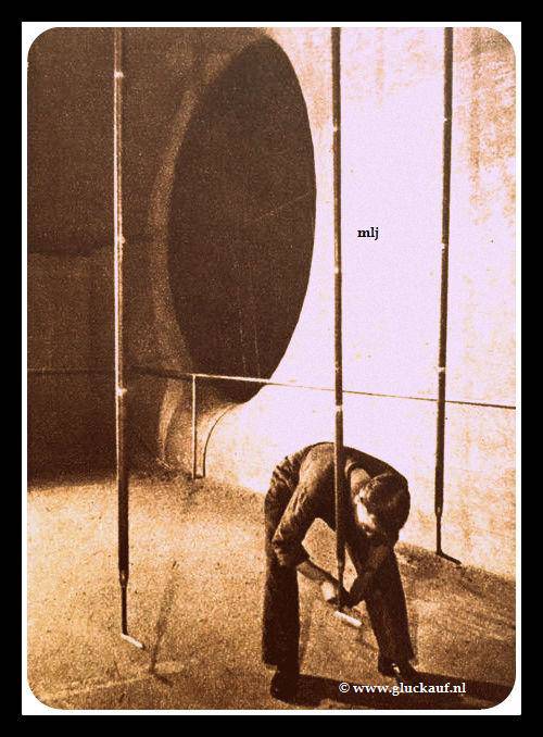 NIEUW! Natuurkundige D. Viets inspecteert de Prandt-buizen waar mee de drukendel ichtsnelheid in het aanzuig kanaal worden gemeten stm.Emma in 1946.© Cals/www.gluckauf.nl