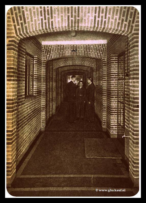  Nieuw gebouw van ovs van de On 1.In de wanden van gekleurde steenlagen en in het rythme van de bogen hebben de architecten de sfeer van het ondergrondse bedrijf vastgelegd.© www.gluckauf.nl