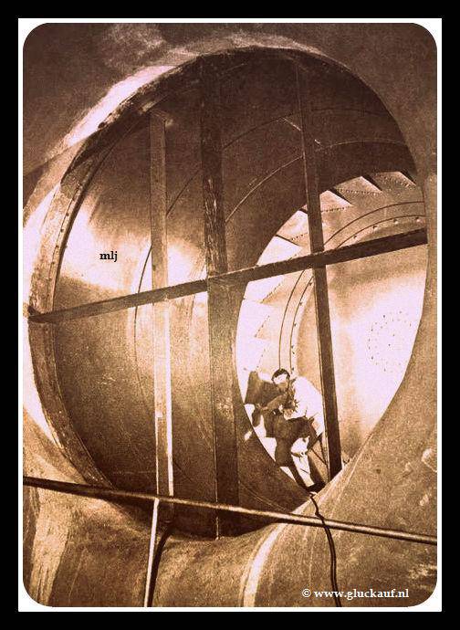 NIEUW! Nieuwe hoofdventilatoren op stm.Emma in 1946.Voor even nagekeken door Ir.van Ebbenborst Tengbergen voor dat ze gaan proef draaien.© Cals/www.gluckauf.nl