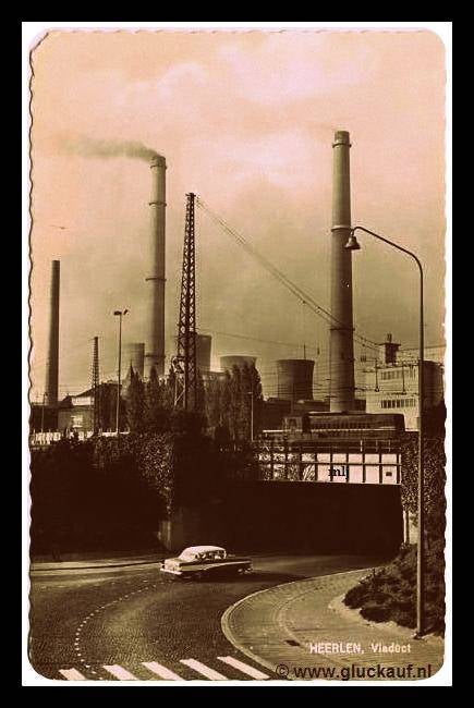 O N 1 fotokaart lange Jan &amp; lange Lies Stationstraat Spoorweg viaduct. Op de achtergrond de Oranje-Nassau mijn I 1964.© Hema./www.gluckauf.nl