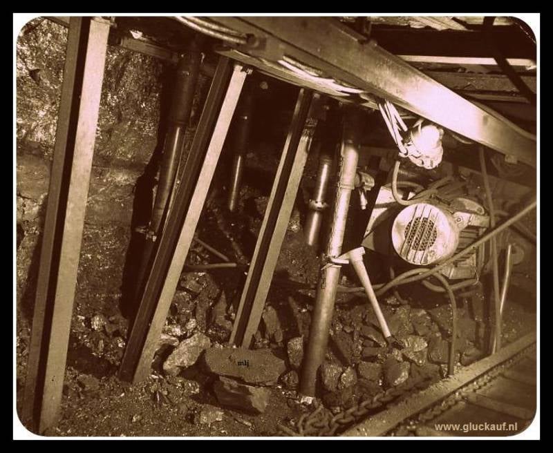 Machinekamer aan de voet van een mechanische pijler in de O.N I. De motor rechts drijft de kolenschaaf (ploeg) aan.© Doverman/gluckauf.