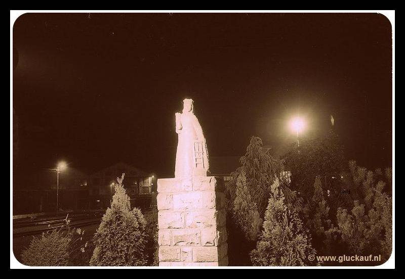 Het Sint barbara beeld maar nu bij nacht, de foto is uit 1952. © Nico./www.gluckauf.nl