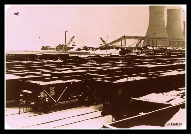 Op de rechterkant van de foto zie je de koeltorens van de voormalige Mijn ON 1. Op de voorgrond zie je de wagons die staan op het spoorwegemplacement.© N.S. Heerlen./www.gluckauf.nl
