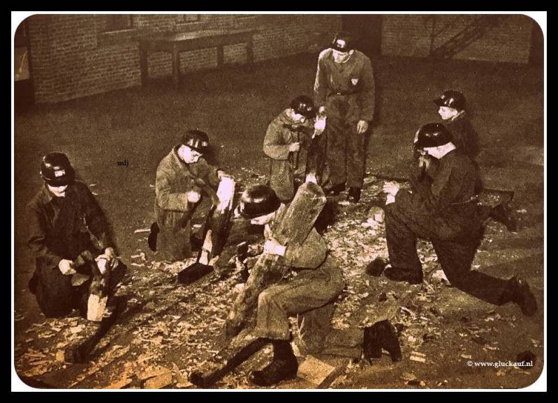  Ondertoezicht van baas De heer Valkenburg leert de troep-Zwaluwen-het aanpunten van stijlen. In het nieuwe ovs gebouw van de ON 1 uit 1949.© Cals/www.gluckauf.nl