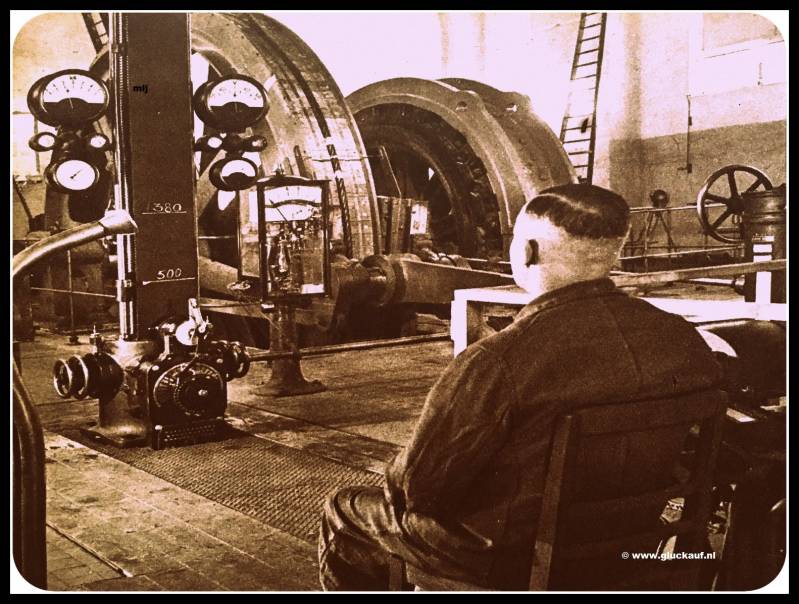 Ophaal machinist Wetzelaar zit voor de diepte aanwijzer en de snelheidsmeter Domaniale.© Cals/www.gluckauf.nl