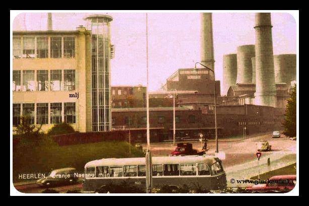 Fotokaart Oranje Nassau mijn met op de voorgrond een oude groene LTM-bus.© www.gluckauf.nl
