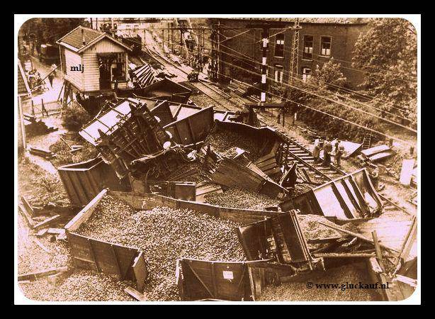 NIEUW! Ravage trein ongeluk 1949 de kolen liggen over al voor het op rapen.© www.gluckauf.nl