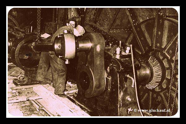 NIEUW! Revisie aan een stoom ophaal machine van een schacht O.N.2 1951.© Visser/www.gluckauf.nl