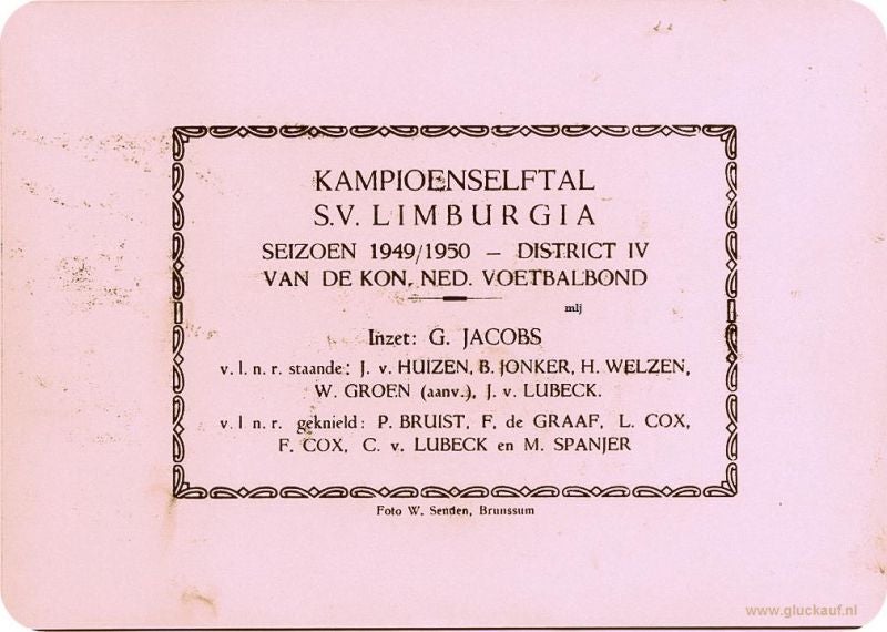 Achterkant van de foto hierboven is afgebeeld. Het kampioen elftal van S.V. Limburgia uit 1949-1950.© www.gluckauf.nl