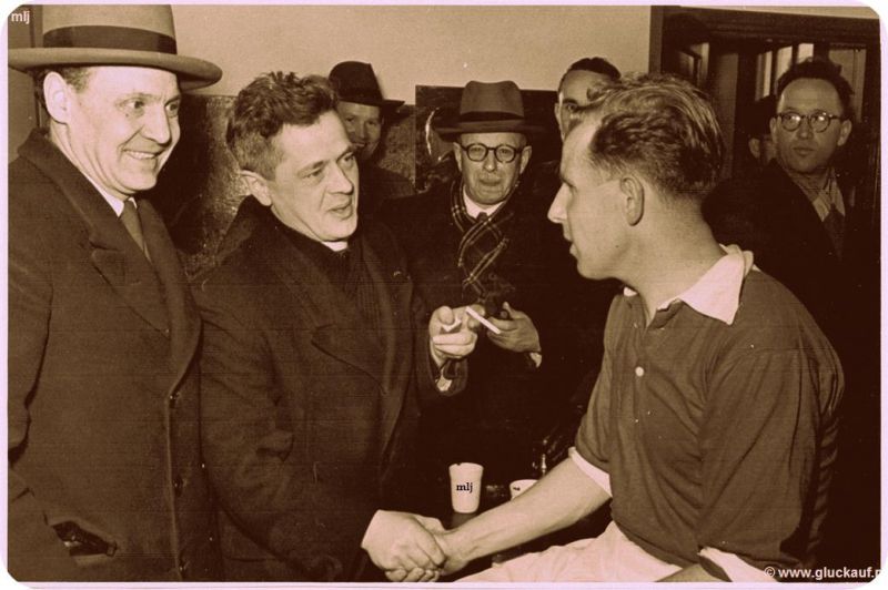 Speler van het kampioen elftal van S.V. Limburgia uit 1949-1950, wordt gefeliciteerd met het behaalde Nederlands Kampioenschap. © www.gluckauf.nl