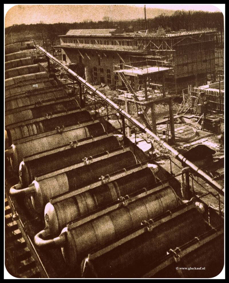 Salpeterzuurfabriek 3,rechts op foto in aanbouw uit 1938. © Cals/www.gluckauf.nl