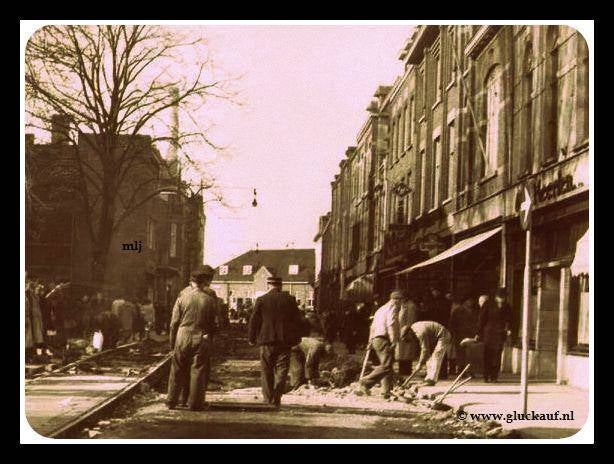 Sarolea straat 1951.Links ziet men de Lange Jan. © www.gluckauf.nl