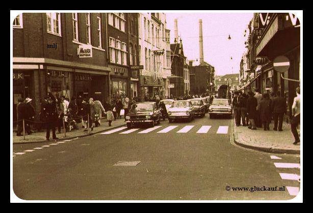 Saroleastraat 1970. Met op de achtergrond de Lange Jan & Lange Lies.© www.gluckauf.nl