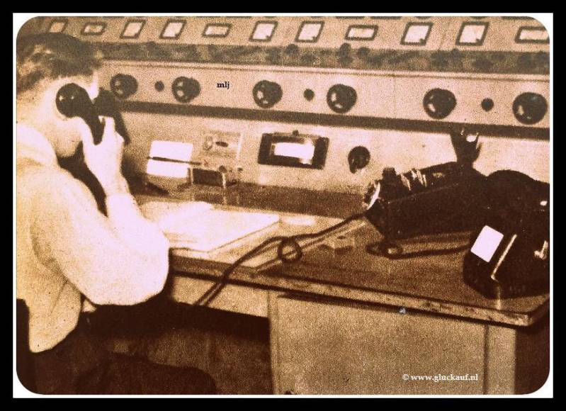 Schakelbord wachter P.H. Bessems met telf. controle boek in de schakelwacht uit 1947. Maurits centrale.© Driessen/www.gluckauf.nl