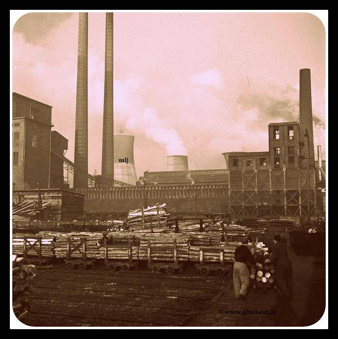 Sleden met stuthout voor het ondergronds bedrijf.Het hout wordt in de zagerijen op maat gezaagd 1945 Stm.Emma.© www.gluckauf.nl