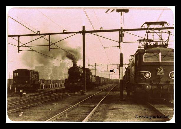 NIEUW! Spoorweg emplacement met van links naar rechts een diesel-stoom-enelektrische trein, met op de de achtergrond de O.N 1. © www.gluckauf.nl