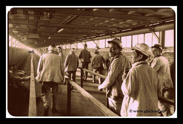 Stm. Emma gastarbeiders op weg naar de schacht.© www.gluckauf.nl