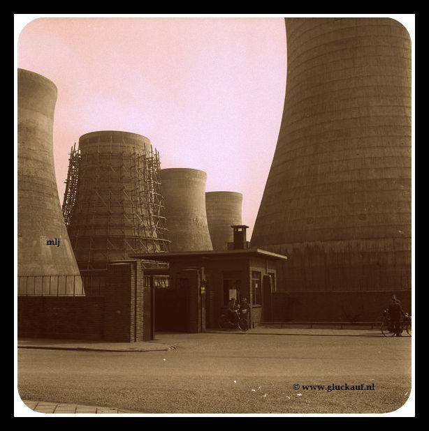 NIEUW! Stakende mijnwerkers bij de poort van Stm.Emma Hoensbroek 1957.© D.kruger./www.gluckauf.nl