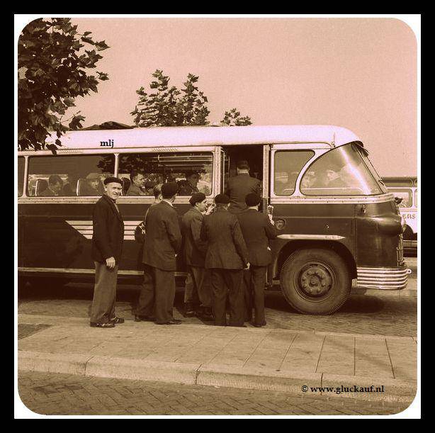 Stakende mijnwerkers verlaten Stm.Emma 1957.© D.kruger./www.gluckauf.nl