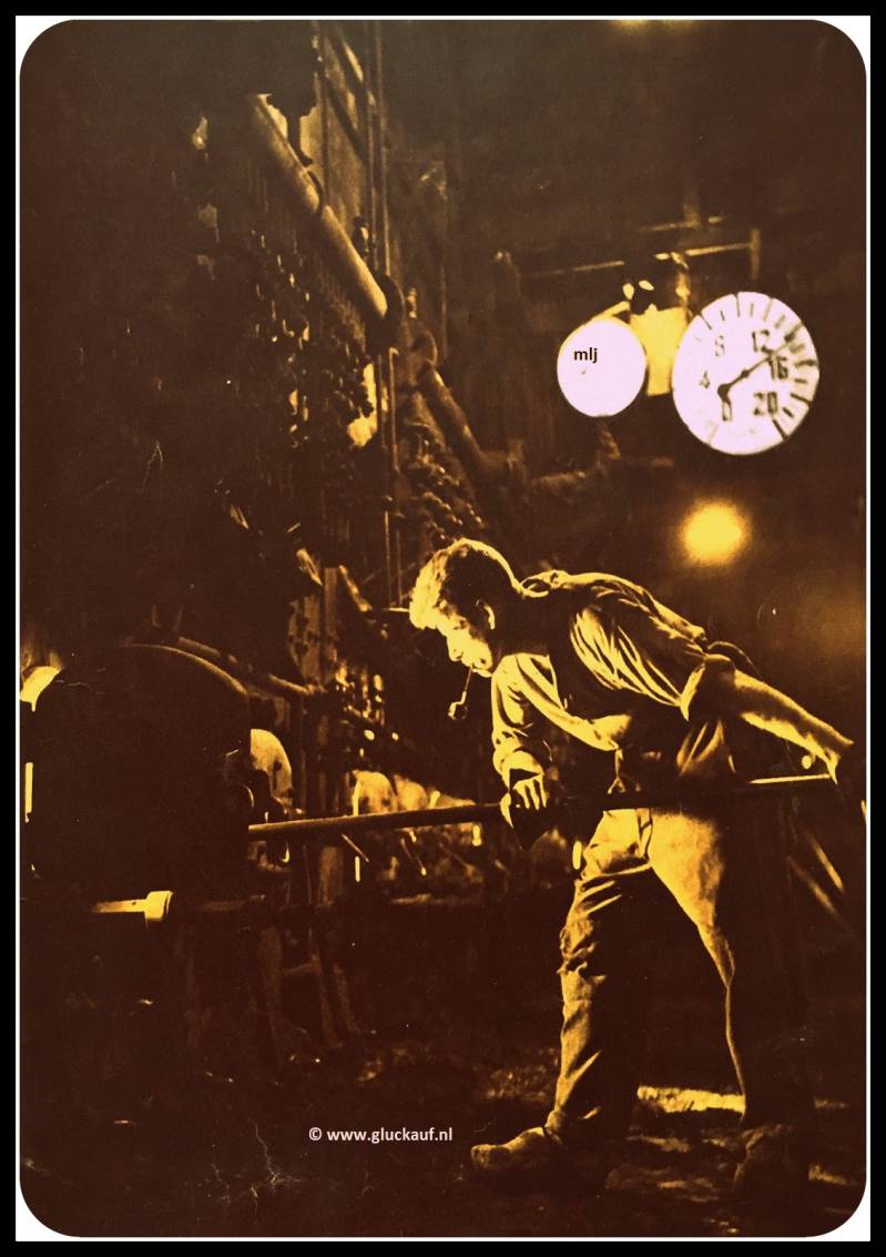 Stoker H. Maas ketelhuis Stm.Emma uit 1948. © Driessen/www.gluckauf.nl