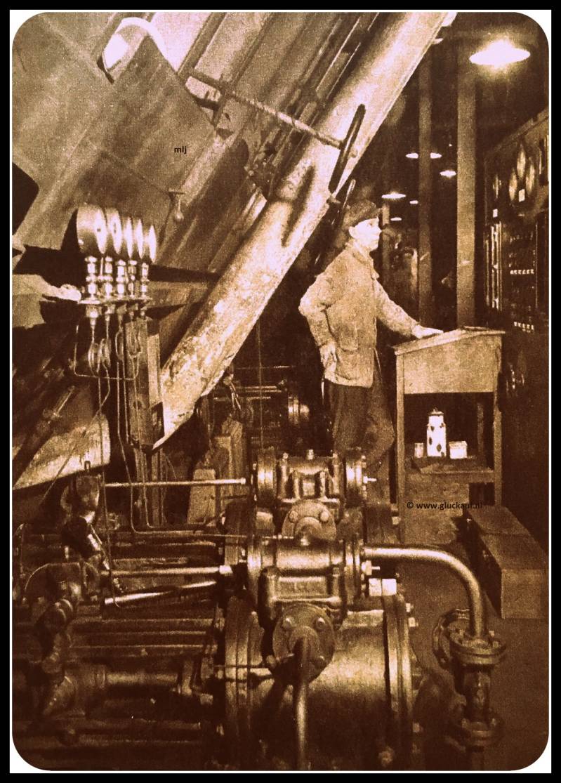 Stoker J. zeuren controleert de Martin ketel 68 Stm.Emma.1948.© Driessen/www.gluckauf.nl