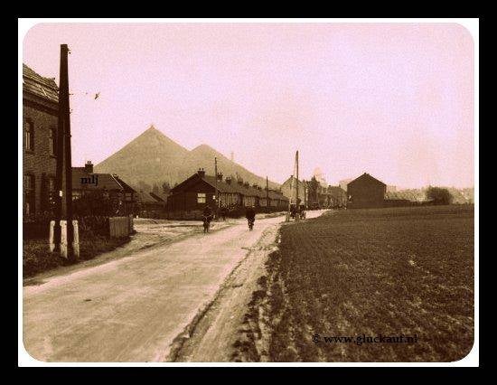 Terwinselen een mijnwerkers kolonie met kenmerkende bouw en op de achtergrond steenberg 1930.© www.gluckauf.nl