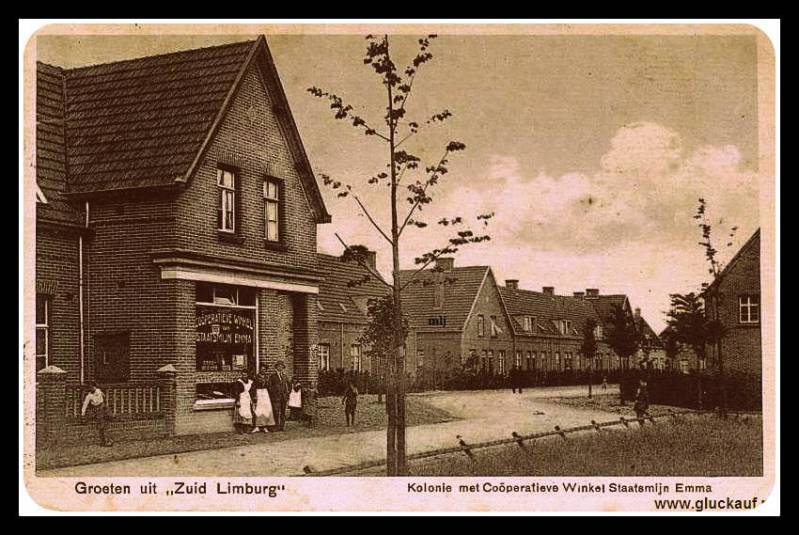 Deze foto kaart van de Coöperatieve winkel van de Stm. Emma, deze was gelegen in kolonie Treebeek uit 1928.© H. te Poel./www.gluckauf.nl