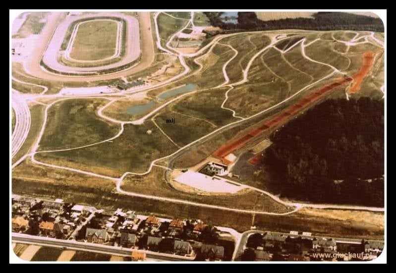 Luchtfoto van de voormalige steenberg van de Stm.Wilhelmina, uit de jaren tachtig. Je ziet waar toen de skipiste lag, nu ligt daar Snow World. © Bos./www.gluckauf.nl