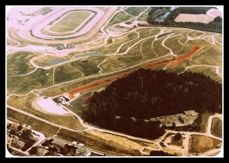 Luchtfoto van de voormalige steenberg van de Stm.Wilhelmina, uit de jaren tachtig. Je ziet waar toen de skipiste lag, nu ligt daar Snow World. © Bos./www.gluckauf.nl
