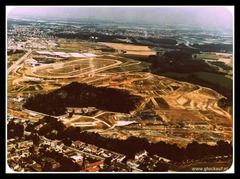 Luchtfoto van de voormalige steenberg van de Stm.Wilhelmina, uit de jaren tachtig. Je ziet waar toen de skipiste lag, nu ligt daar Snow World. © Bos./www.gluckauf.nl