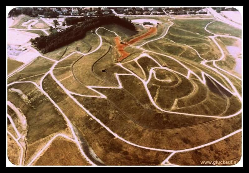 Luchtfoto van de voormalige steenberg van de Stm.Wilhelmina, uit de jaren tachtig. Je ziet waar toen de skipiste lag, nu ligt daar Snow World. © Bos./www.gluckauf.nl
